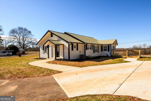 ranch-style home with a front yard