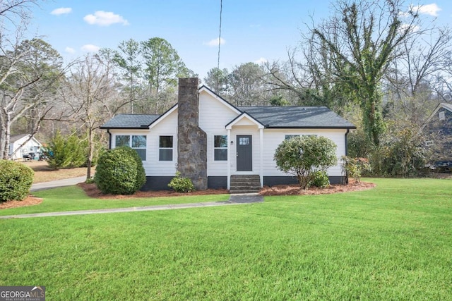 view of front of home featuring a front lawn