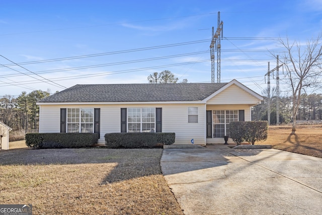 single story home featuring a front yard