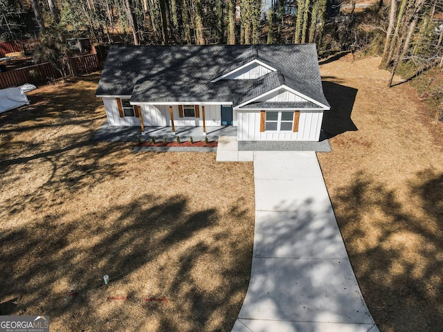 view of front of property featuring a porch and a front lawn