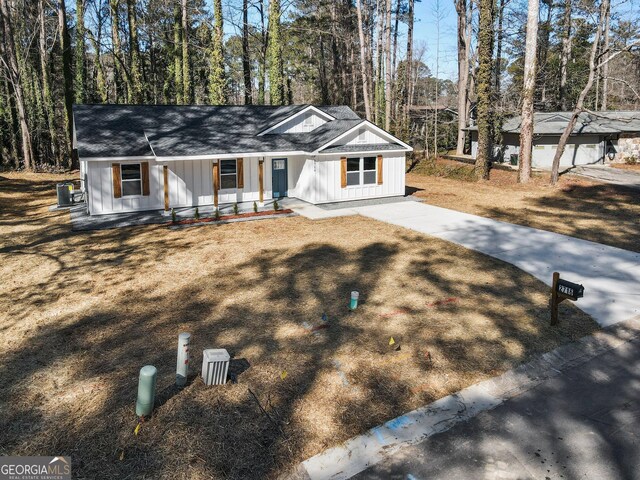 view of front of property featuring a front yard and a porch