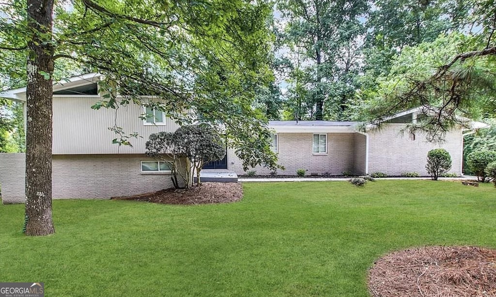 view of front of property featuring a front yard