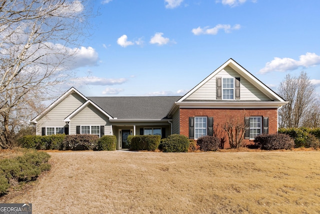 front facade featuring a front lawn