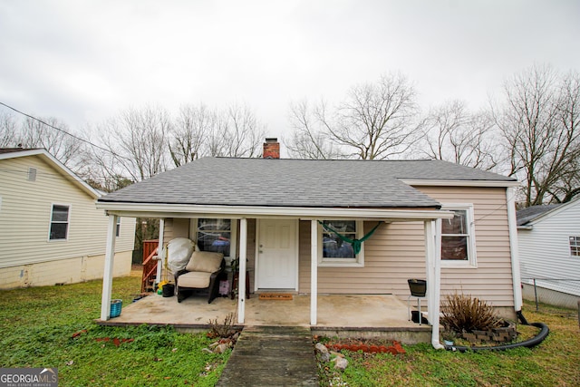 view of front of home with a front lawn