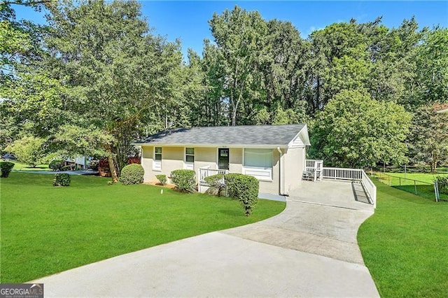 view of front of home featuring a front lawn