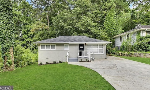 view of front of home featuring a front yard