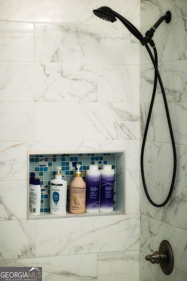 room details featuring a tile shower