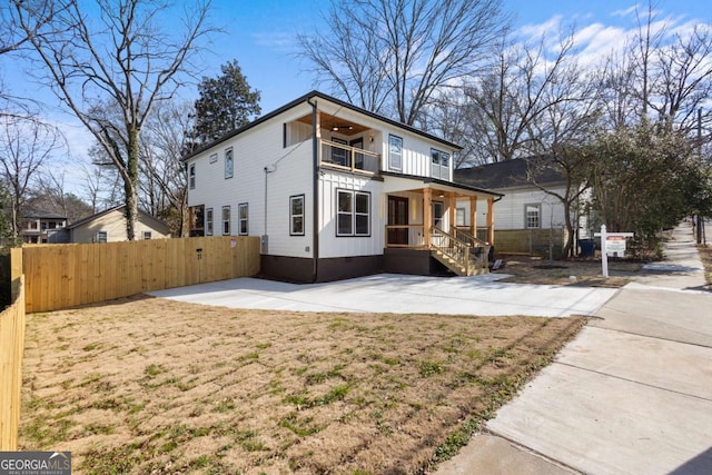 view of front of property featuring a balcony and a porch