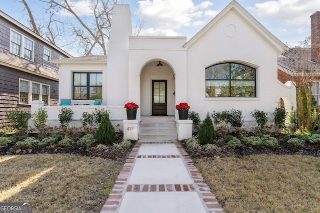 view of front facade featuring a front lawn