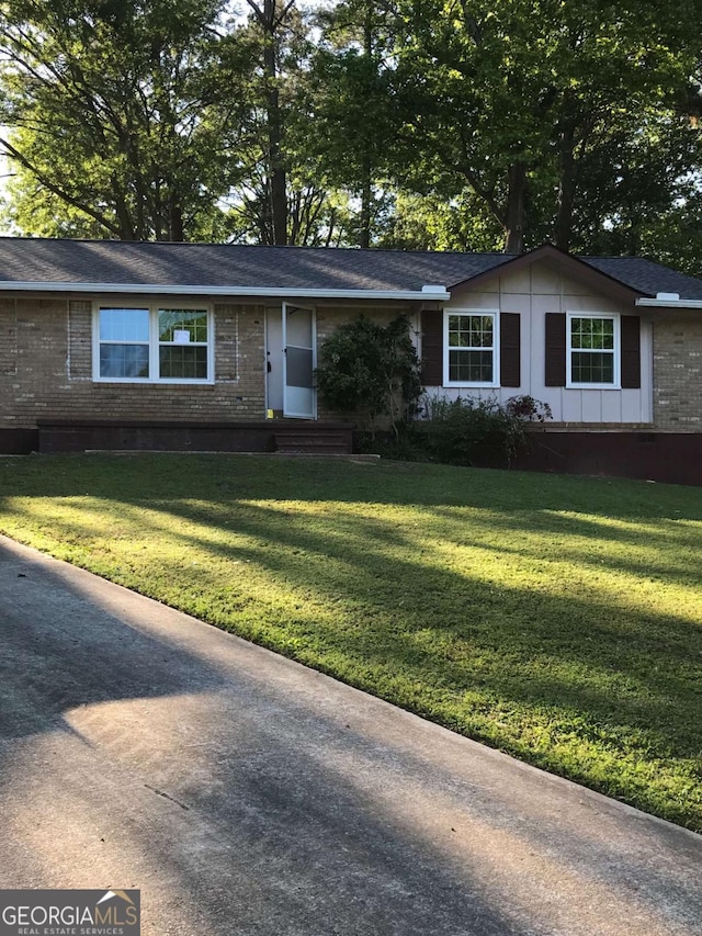 ranch-style home with a front yard