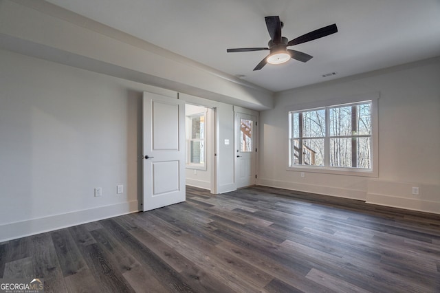 unfurnished room with dark wood-type flooring and ceiling fan