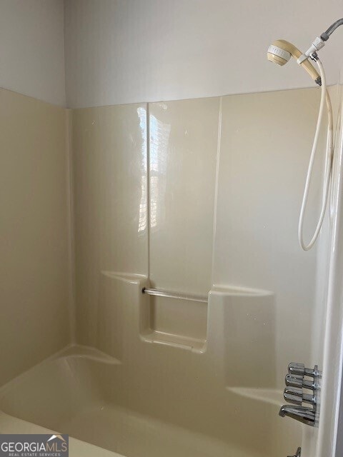 bathroom with tub / shower combination