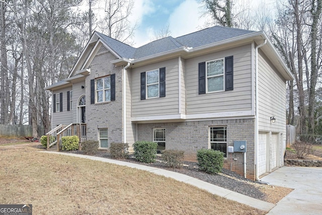 view of front facade featuring a garage and a front yard