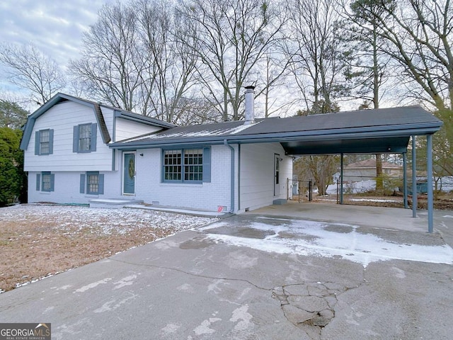 view of front facade featuring a carport