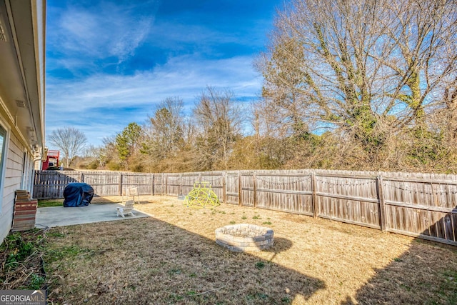 view of yard featuring a patio area