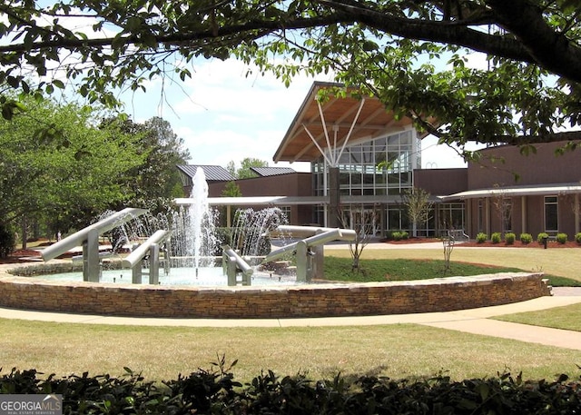 view of property's community featuring a lawn