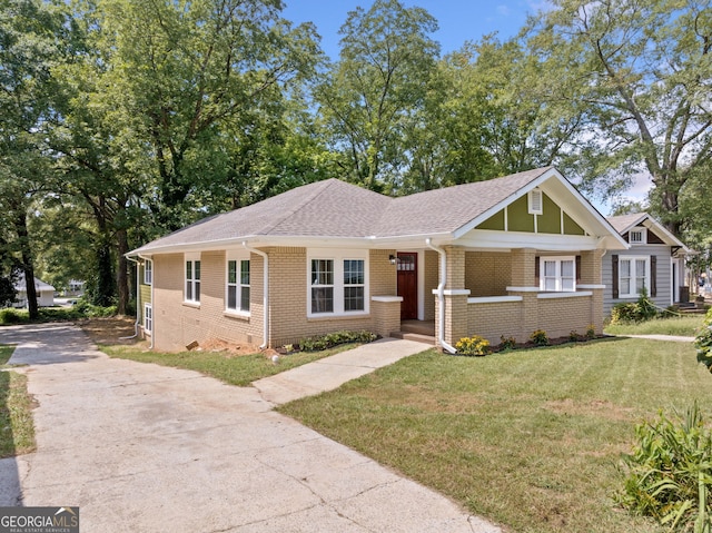 view of front facade with covered porch and a front yard