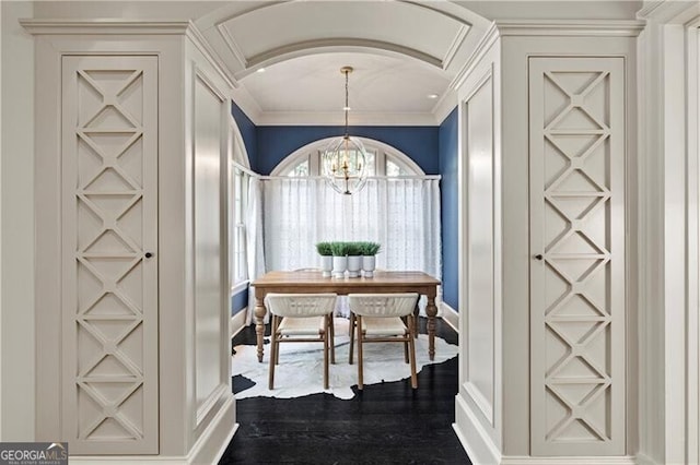 dining room with crown molding, a notable chandelier, and breakfast area