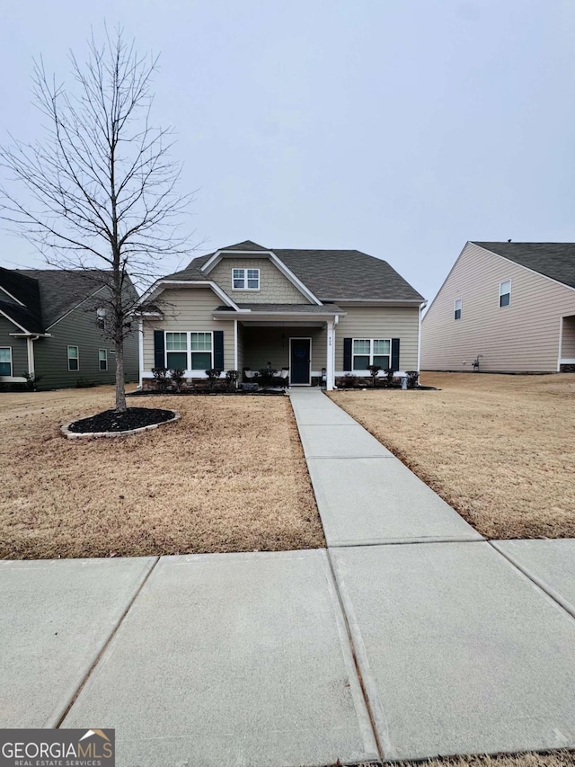 view of front facade featuring a front lawn