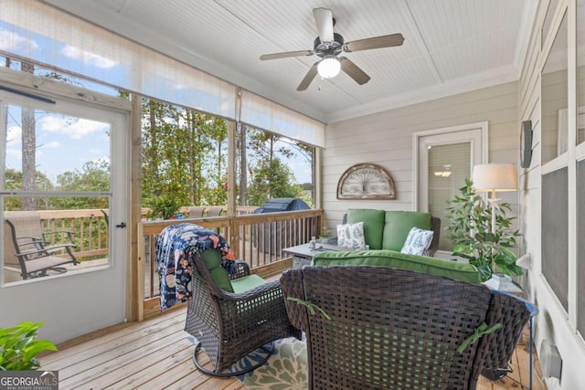 sunroom with ceiling fan