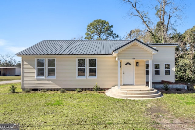 view of front facade featuring a front yard