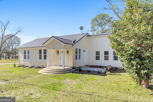 view of front of home with a front lawn