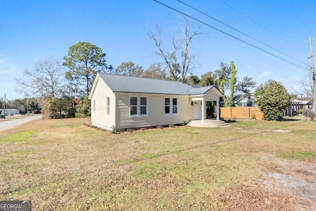 view of front of house featuring a front lawn