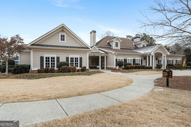 view of front facade featuring a front lawn