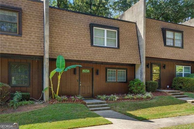 view of front of house with a front yard