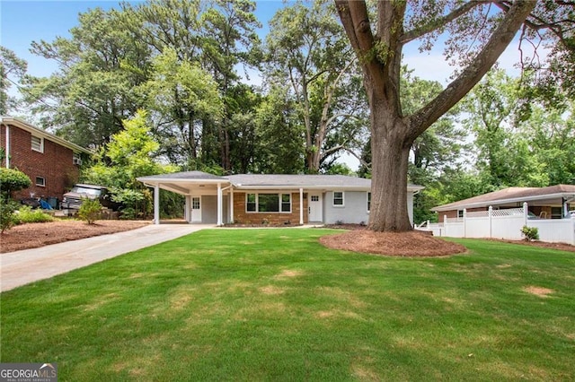 view of front of house featuring a front lawn and a carport