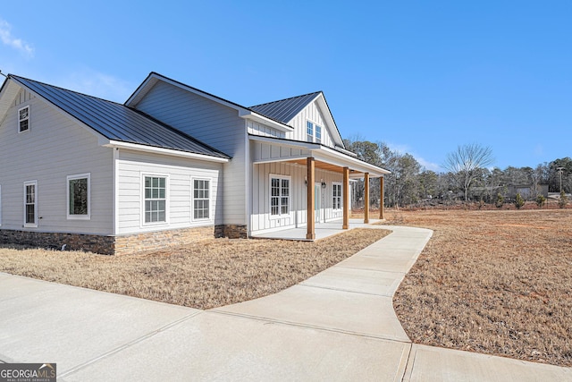 view of front of property featuring a porch