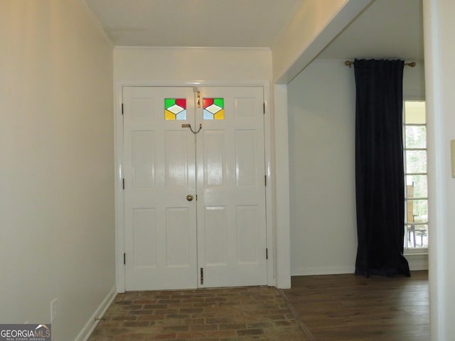 entryway featuring ornamental molding