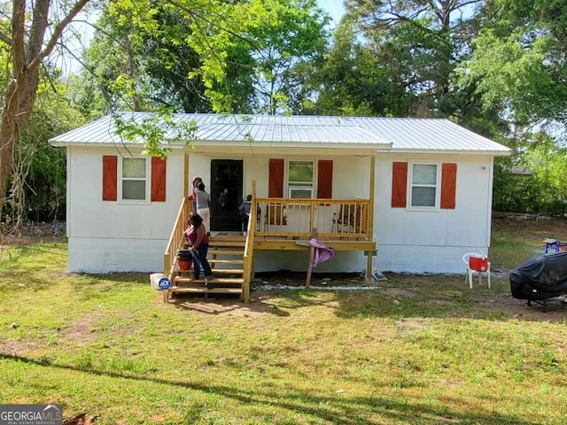 view of front facade with a front lawn