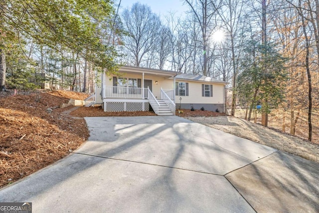 ranch-style home with a porch