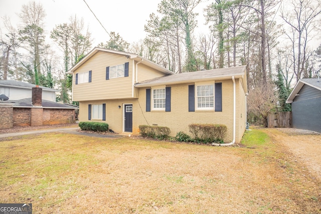 tri-level home featuring a front lawn