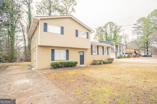 split level home featuring a front lawn