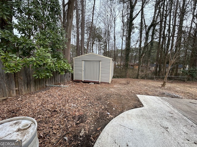 view of yard featuring a shed