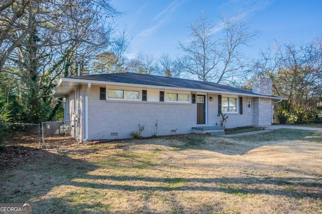 ranch-style home featuring a front lawn