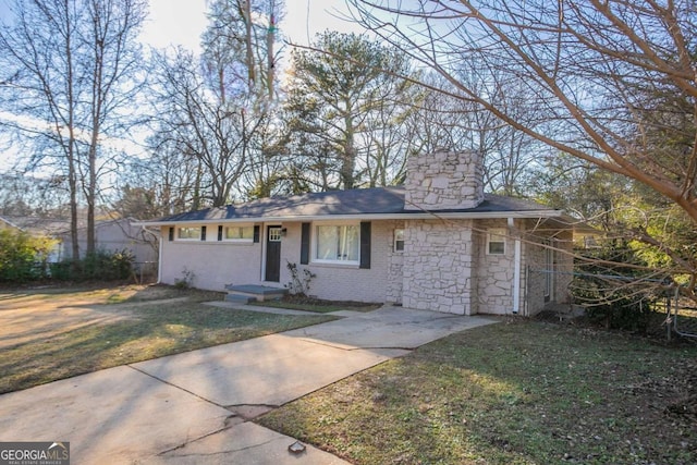 ranch-style home featuring a front lawn