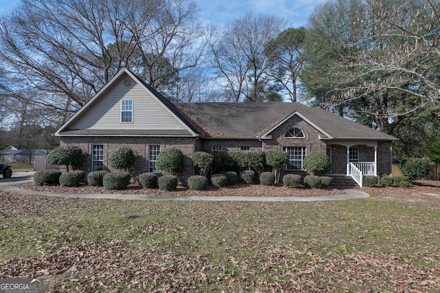 view of front of property featuring covered porch and a front lawn