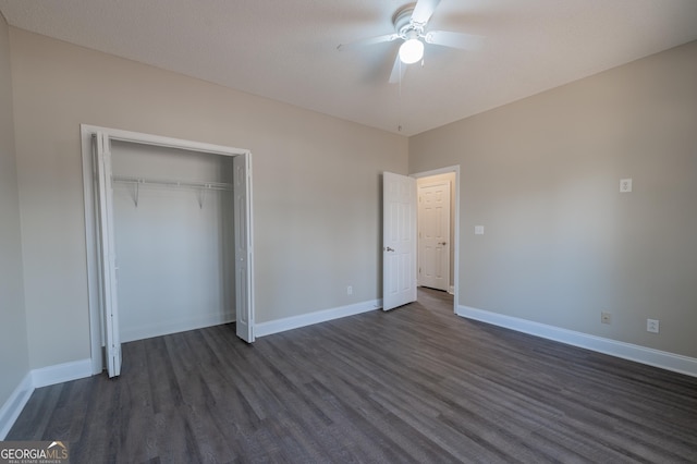 unfurnished bedroom featuring a textured ceiling, dark wood-type flooring, a closet, and ceiling fan