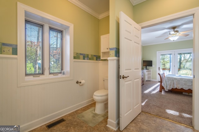 bathroom featuring crown molding, plenty of natural light, ceiling fan, and toilet