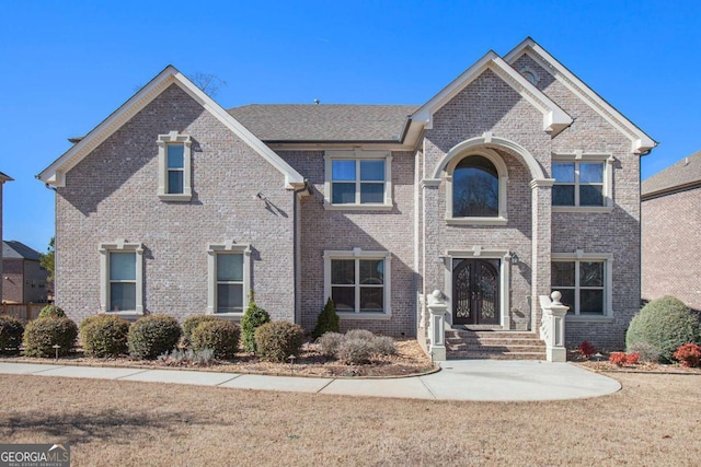 view of front of house featuring a front lawn