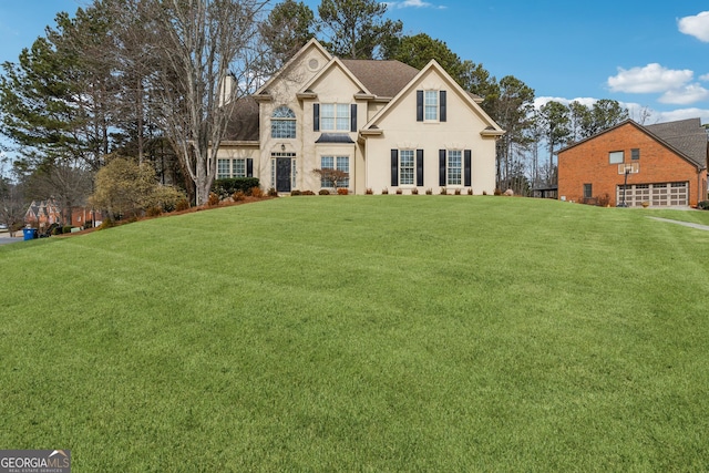 view of front of home featuring a front lawn