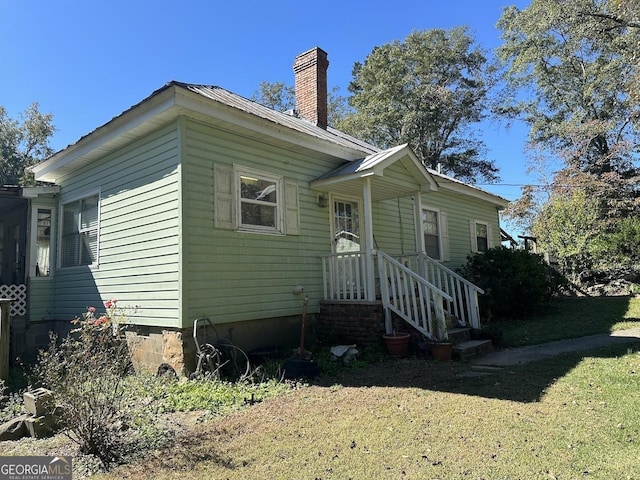 view of front of home with a front lawn