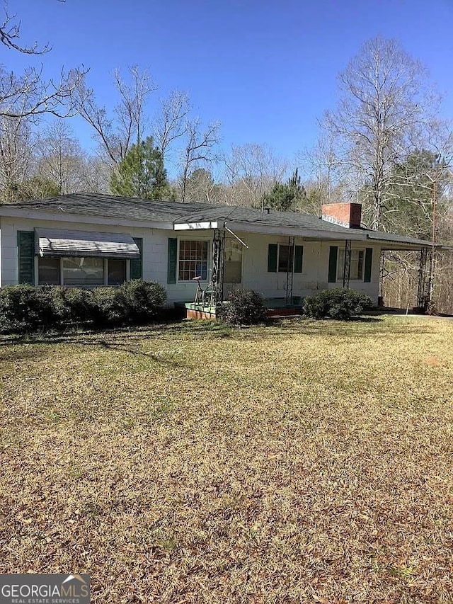 view of front facade featuring a front lawn