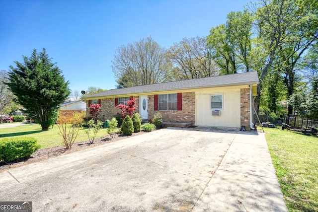 ranch-style home featuring a front lawn