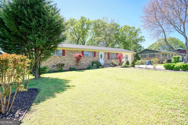 ranch-style house featuring a front yard