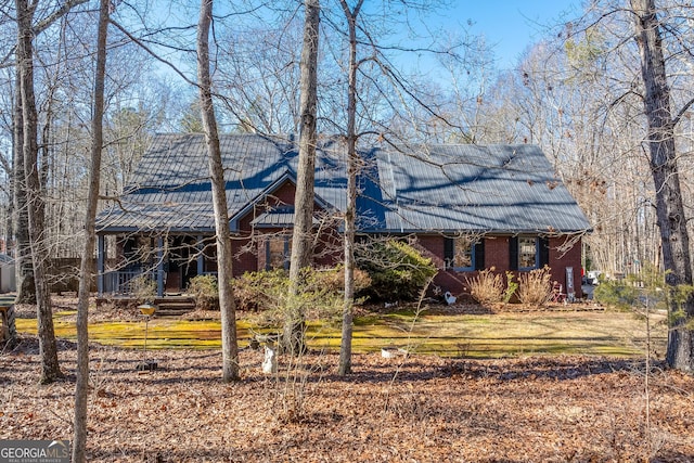 view of front of home with a front lawn