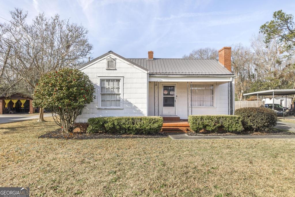 view of front of house with a porch, a carport, and a front yard